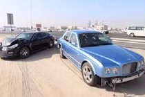 Siêu xe "hôn" nhau đến nát bét