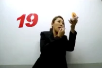 Gái trẻ chạy 19 tầng thang bộ làm quen trai đẹp 6 múi