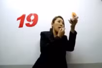 Gái trẻ chạy 19 tầng thang bộ làm quen trai đẹp 6 múi