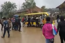 Phản cảm cảnh tranh giành lên xe điện ở chùa Bái Đính