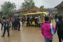 Phản cảm cảnh tranh giành lên xe điện ở chùa Bái Đính