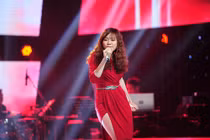 Chân dung cô gái khiến Tuấn Hưng khóc trước hàng triệu người