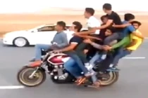 Quái xế cược mạng sống, chở 9 người trên mô tô