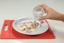 Mẹo bóc vỏ tỏi nhanh không cần chạm tay