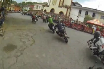 Đua mô tô trên đường phố hẹp, xem mà thót tim