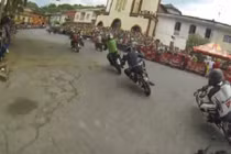 Đua mô tô trên đường phố hẹp, xem mà thót tim