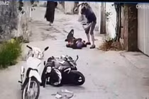 Video: Bị kề dao vào cổ, cô gái không bỏ chạy và cái kết đau lòng