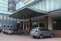 Bé trai 5 tuổi trèo qua lan can tầng 9 khách sạn ngã xuống đất tử vong