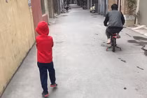 Bất lực trước những hình ảnh khi bố trông con, đúng là “giao trứng cho ác“