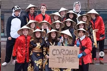 Cầm biển ám chỉ dịch Covid-19 ở châu Á, học sinh Bỉ bị chỉ trích nặng nề