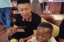 Lôi con về Việt Nam lộ biểu cảm vừa cười vừa thương