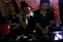 Kiều nữ chơi DJ, nhảy nhót trong đám cưới quê