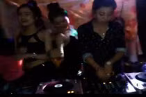 Kiều nữ chơi DJ, nhảy nhót trong đám cưới quê