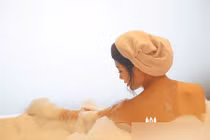 Cuộc sống cơ cực của mẫu trẻ phía sau ánh hào quang