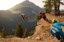 Khoảnh khắc trước khi “mọi thứ còn nguyên vẹn” (9)