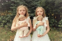 Cặp sinh đôi đẹp bí ẩn như bước ra từ cổ tích