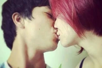 Ai được lợi từ vụ lộ ảnh Công Phượng hôn Hòa Minzy?