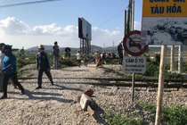 Xe ô tô cố vượt đường sắt bị tàu hỏa đâm văng 20m