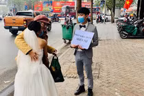 Phát khẩu trang miễn phí, cô dâu chú rể vẫn nhận đủ gạch đá thị phi