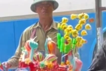 Xúc động hình ảnh các em học sinh mua đồ ủng hộ thương binh