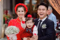 Làm “náo loạn” đám cưới bố mẹ, bé gái bỗng chốc trở thành nhân vật hot trên MXH