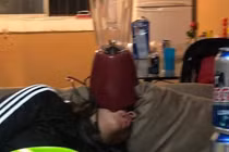 Người vợ say rượu, ông chồng nhân tiện biến thành trò cười cho thiên hạ