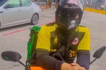 Giao bánh giữa mưa bão, shipper nghẹn ngào khi mở phong bì khách đưa