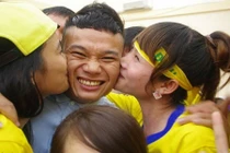 Muôn kiểu “tỏ tình” của fan nữ với sao bóng đá Việt