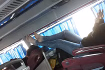 Phát ngán trước hành động vô ý thức, gác chân lên ghế trước trên xe khách