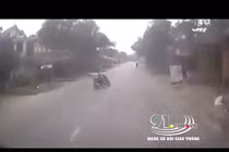 Sang đường kiểu “mù mắt”, “ninja Lead” khiến xe tải mất lái đâm vào nhà dân