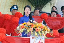 Nhan sắc cô gái phát biểu tại lễ kỷ niệm 70 năm Điện Biên