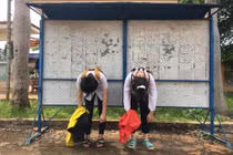 "Vật vã" tạo dáng khắp sân trường, đôi bạn thân gây bão mạng 