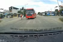 Video: Ngang nhiên vượt đèn đỏ, xe khách suýt đâm vào người đi bộ