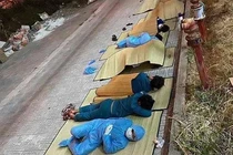 Đầu bếp Bobby Chinn cúi đầu cảm phục tình nguyện viên Việt tại khu cách ly