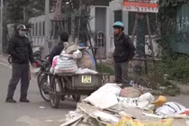 Bãi rác thải lớn, bốc mùi hôi thối trên đường Nguyễn Văn Huyên kéo dài