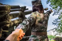 Bộ ảnh “Nắm tay em đi khắp trường quân đội” gây sốt