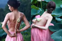 Gái xinh tạo dáng chụp sen, hậu trường lưng trần chi chít muỗi cắn