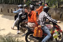 Bất chấp cách ly xã hội, hàng trăm phượt thủ tụ tập cắm trại gây bức xúc