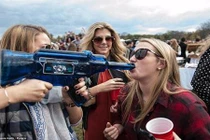 Giới trẻ Mỹ lắm tiền tụ tập ăn chơi trác táng