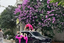 Loạt hình ảnh chị em trải thảm, tập yoga giữa đường