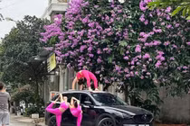 Loạt hình ảnh chị em trải thảm, tập yoga giữa đường