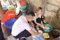 "Hot girl rửa bát" gây sốt mạng bằng nhan sắc "không phải dạng vừa đâu"