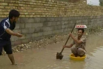 Ảnh cười Facebook: Taxi mùa lũ