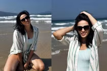 Mẹ vợ của Bùi Tiến Dũng diện bikini, khoe chân dài miên man