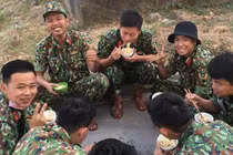 Bữa ăn dã chiến của bộ đội chống Covid-19, dân mạng bội phần cảm ơn