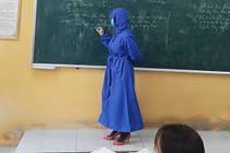 Đi học mùa dịch corona: Cả lớp kín mít, mặc cả áo mưa cho chắc