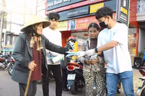 Tiền vệ Minh Vương đứng đường phát khẩu trang miễn phí ngừa dịch corona