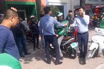Bẻ trộm gương ô tô, xe ôm công nghệ nhận cái kết bầm dập