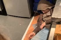 Ngủ quên khi đi ăn trộm, nam thanh niên bị 'bế' về đồn cảnh sát