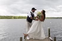 Chụp ảnh cưới “bước nhảy hoàn vũ”, cặp đôi gặp “thảm họa” bất ngờ